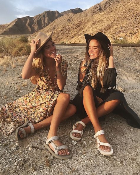 Sister Photos, Best Friend Photoshoot, Bff Photoshoot Poses, Bff Outfits, Sandals Outfit, Outfits With Converse, Bff Pictures, Friend Photoshoot, Best Friend Pictures