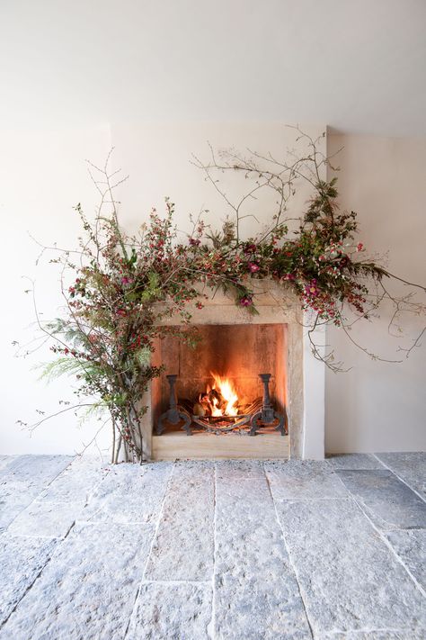 How to make a Christmas garland | Homes & Gardens Philippa Craddock, Winter Mantels, Mantel Design, Flowers And Greenery, Decor Studio, Christmas Mantle, Holiday Mood, Christmas Fireplace, Christmas Mantels