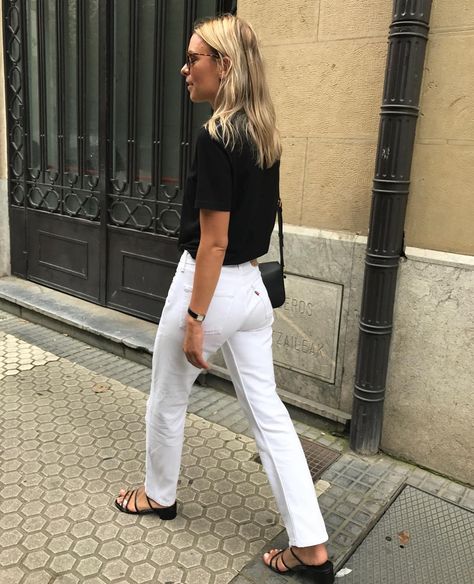 How to Wear White Jeans Like a French Girl How To Wear White Jeans, Skandinavian Fashion, Casual Chic Outfits, Black Tees, White Jeans Outfit, 여름 스타일, Winter Trends, Jeans Outfit, Black Women Fashion