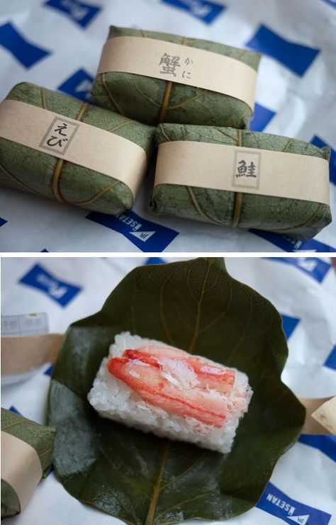 Banana Leaf Packaging Wrapping Ideas, Essen, Food Wrapping Ideas, Banana Leaf Packaging, Bento Packaging, Leaves Packaging, Pressed Sushi, Japanese Train Station, Salmon Omelette