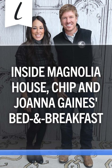 Step inside the enchanting world of Magnolia House, where the magic of Chip and Joanna Gaines' design expertise comes to life. 🌿This retreat in Waco, TX is the perfect blend of comfort and style!🛏️ Magnolia Homes Joanna Gaines, Magnolia Decor Ideas, Joanna Gaines Sisters, Chip And Joanna Gaines Home, Crew Gaines, Joanna Gaines Home, Joanna Gaines Bedroom, Johanna Gaines, Magnolia Market Joanna Gaines