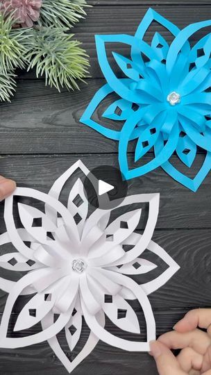 Easy Paper Snowflakes, Diy Snowflake Decorations, Snowflakes Paper, Paper Snowflakes Diy, Paper Christmas Decorations, Studio Diy, Paper Craft Tutorials, Handmade Paper Crafts, Paper Flowers Craft