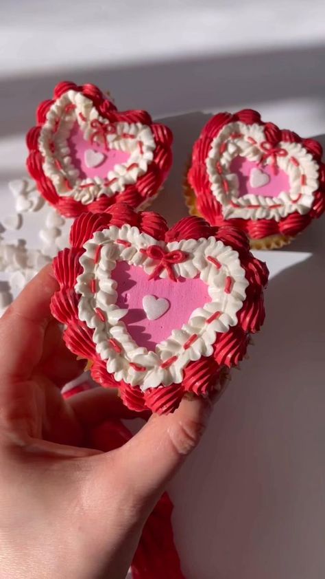 Heart Shaped Cupcakes, Shaped Cupcakes, Cupcakes Vintage, Deco Cupcake, Vintage Cupcakes, Cupcake Piping, Valentines Baking, Cake Decorating For Beginners, Heart Sprinkles