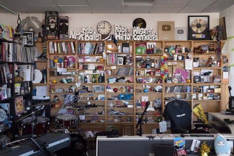 Tiny Desk Aesthetic, Concert Set Up, Chappell Roan Tiny Desk Concert, Tiny Desk Concert Aesthetic, Ceramic Amplifier, Harry Styles Tiny Desk Concert, Backstage Concert Room, Small Mixing Desk Music, Npr Tiny Desk Concert