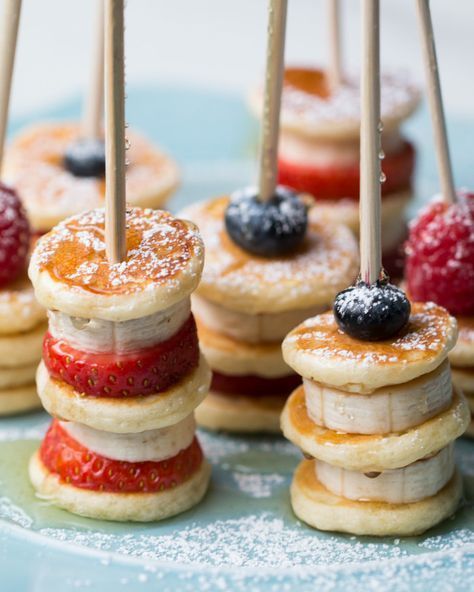 Strawberry Banana Pancake Skewers Pancake Skewers, Strawberry Banana Pancakes, Banana Pancake, Dessert Shots, Food Party, God Mat, Party Recipes, Recipes Dessert, Dessert Food