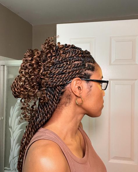 Brown and clack combo braids, pkait and twist braids, twist braids with curly ends, braids up do #braids #blackhair Spring Twists With Color, Distressed Twists, Black And Brown Twists, Ombré Twists, Twist Braids With Curly Ends, Brown Twist Braids, Up Do Braids, Brown Twists, Cuban Twists