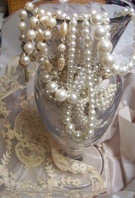 Faith, Grace, and Crafts: My Heart was Pounding!! Pearl Aethstetic, Pearls Aesthetic, Pearls Decor, Pearls And Lace, Pearl Centerpiece, Lace Handkerchief, Southern Fashion, Diamonds And Pearls, Wear Pearls