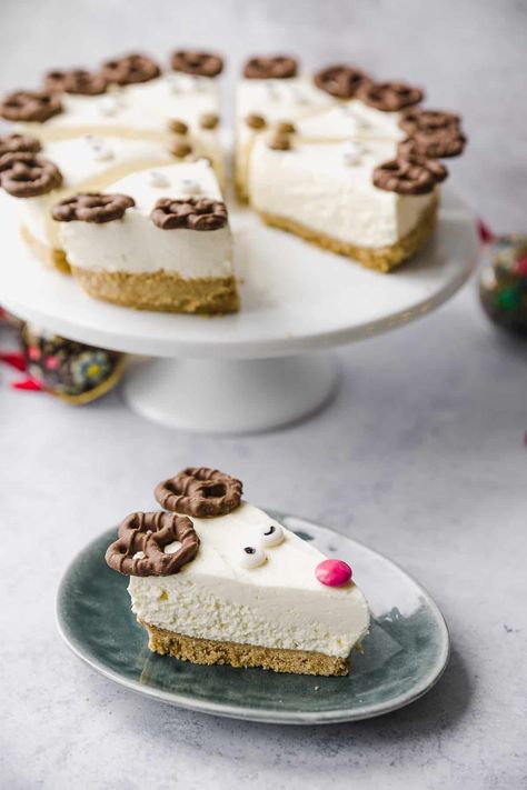 White Christmas Cheesecake, Cheesecake Christmas Decoration, Christmas Cheesecake Ideas, Christmas Cheesecake Decoration, Cheesecake Decorations, Festive Cheesecake, Christmas Tree Cheesecake, Christmas Cheesecakes, Light Christmas Dessert