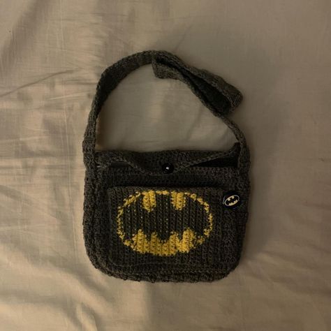 Crochet Summer Outfits Free Pattern, Line Crochet Bag, Crochet Bag With Lining, Grunge Crochet Bag, Batman Tapestry, Messenger Crochet Bag, Men Crochet Ideas, Crochet Seatbelt Cover Free Pattern, Grey Crochet Projects