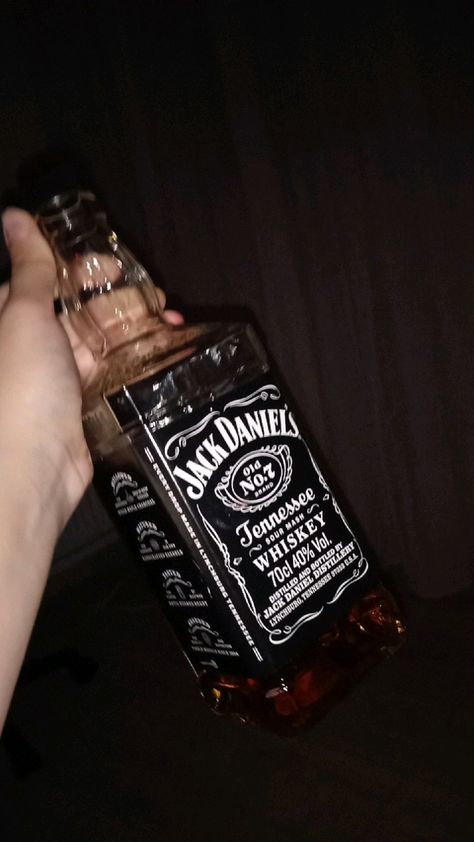 Holding Alcohol Bottle, Alcoholic Drinks Aesthetic, Jack Daniels Drinks, Alcoholic Drinks Pictures, Alcohol Pictures, Motivational Art Quotes, Hard Drinks, Pretty Alcoholic Drinks, Bracelets For Boyfriend