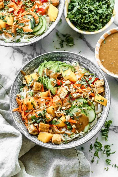 This Spring Roll Bowl recipe is a vibrant and healthy meal ready in less than 30 minutes! Enjoy the flavor from fresh spring rolls in a bowl! Spring Roll Bowl, Easy Spring Rolls, June Recipes, Creative Salads, Seasonal Meal Planning, Spring Roll Sauce, Homemade Peanut Sauce, Spring Roll Bowls, Tastes Better From Scratch