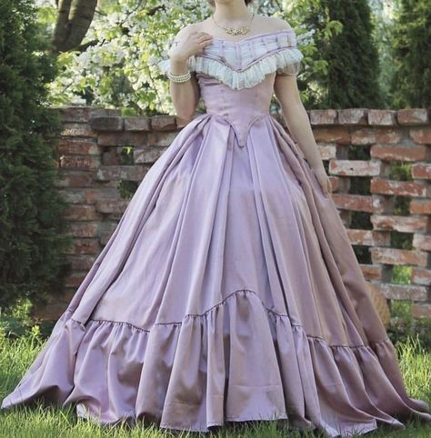 1800s Dresses Victorian Gowns, Historical Princess, Victorian Crinoline, Belle Ball Gown, 1800s Dresses, Empress Dress, Victorian Ball Gowns, Victorian Era Dresses, Victorian Era Fashion