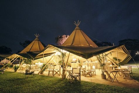 Glamping Wedding, Big Tent, Glamping Ideas, Glamping Weddings, Tent House, Glamping Tent, Curved Wall, Glamping Resorts, Big Tents