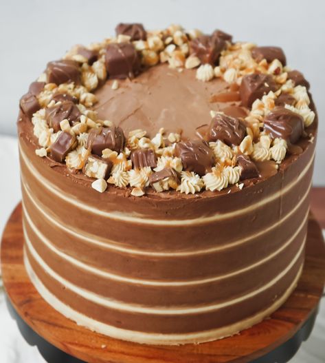 Snicker Cake Decoration, Snickers Cake Birthday, Snickers Cake Decoration, Snicker Cake, Moist Cupcake Recipes, Chocolate Bar Cakes, Cake Challenge, Grandma Cake, Snickers Cake