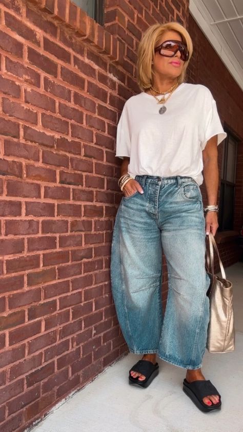 Wide Leg Jeans Outfit, Chic Clothing Style, Barrel Jeans, Jeans Street Style, Lucky You, Casual Chic Style, Professional Outfits, Casual Street Style, Spring Summer Outfits