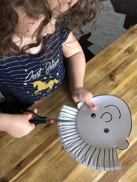 Crafts With Paper Plates, Scissor Skills, Simple Craft, Toddlers And Preschoolers, Paper Plate Crafts, Fine Motor Activities, Preschool Learning Activities, Preschool Art, Craft Activities For Kids