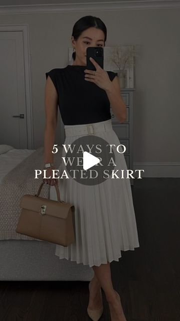 Pleated Skirt Work Outfit, How To Style Pleated Skirt, Long Pleated Skirt Outfit, White Pleated Skirt Outfit, Style A Pleated Skirt, Floral Maxi Skirt Outfit, Pleated Skirt Outfit Ideas, Pleaded Skirt, Grey Pleated Skirt