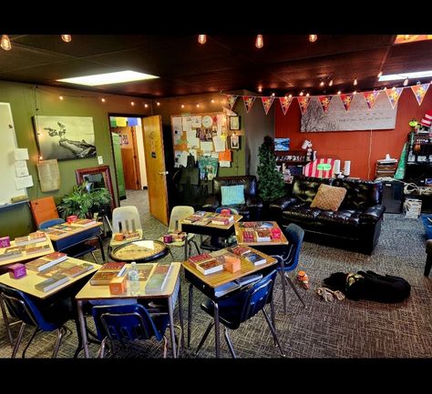 Make your classroom warmer and inviting by simply using paint and lights. Basement Classroom Ideas, Indie Classroom, Elementary Classroom Aesthetic, Flexible Seating Classroom High School, High School Classroom Aesthetic, Classroom Aesthetic Elementary, Therian School, Academia Classroom, Cozy Classroom Ideas High School