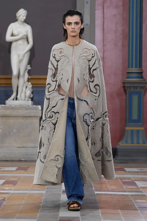 Valentino RTW Spring 2024 [PHOTOS] – WWD Mode Kimono, Model Walks, Moda Paris, Marchesa, Spring 2024, Elie Saab, Primavera Estate, Fashion Week Spring, Tom Ford