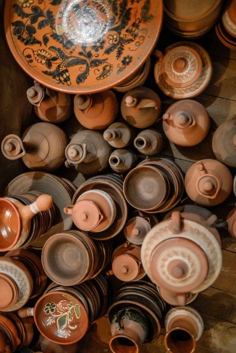 They say that clayware is like a living creature. Creation of ceramic wares is an ancient craft associated both with the material and artistic culture of many nations. The flourishing of the pottery art in Ukraine was encouraged by the availability of high-quality deposits of red, red-brown, and light grey clay. Ancient Ceramics Pottery, Creature Creation, Mycenaean Pottery, Ancient Pottery India, Indus Valley Pottery, Ancient Greek Pottery, Market Basket, Water Into Wine, Ancient Pottery