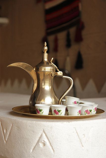 Coffee in Saudi Arabia | Flickr - Photo Sharing! Arabic Coffee Pot, Nyc Coffee Shop, Saudi Arabia Culture, Ty Lee, Cake Logo Design, Arabic Coffee, Turkish Tea, Chocolate Caliente, Coffee Logo