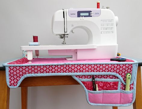 Learn how to make your own fabulous sewing machine mat from a set of 6 fat quarter with this free how to tutorial. This unique design has useful front pockets for storing your sewing tools. Tips Menjahit, Sewing Machine Cover, Sew Ins, Beginner Sewing Projects Easy, Leftover Fabric, Creation Couture, Fabric Baskets, Sewing Projects For Beginners, Sewing Skills