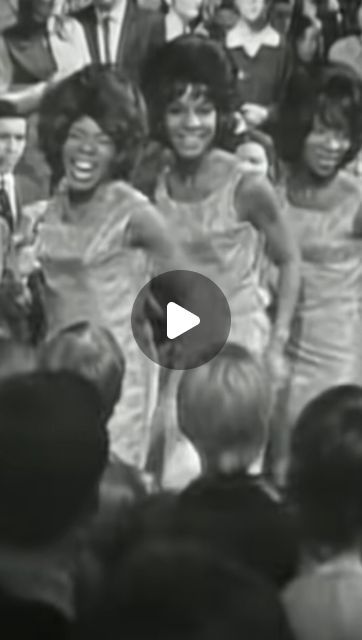 OldiesButGoodies on Instagram: "MARTHA and THE VANDELLAS - Dancing In The Street (1965) (Remastered) 🎶✨ 

#marthaandthevandellas #oldiesbutgoodies #60s #60series #1965 #vintage #oldvideos #music #oldies #oldisgold #oldschoolmusic #rnbsoul #pop #funk #groovy #oldschool #martha #danceparty" Dancing In The Street, Old School Music, R&b Soul, Golden Oldies, Oldies But Goodies, Dance Party, Best Songs, Old School, Dancing