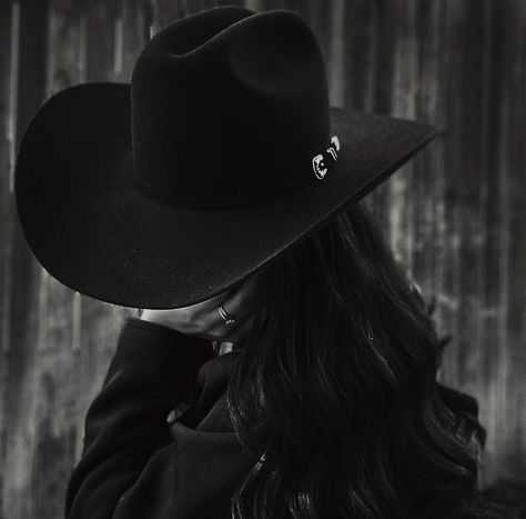 Cowboy Witch Aesthetic, Black Cowgirl Hat Aesthetic, Female Cowboy Aesthetic, Cowgirl Aesthetic Dark, Black Hair Cowgirl Aesthetic, Grunge Western Aesthetic, Black Cowboy Hat Aesthetic, Black Western Aesthetic, Black Hair Cowgirl