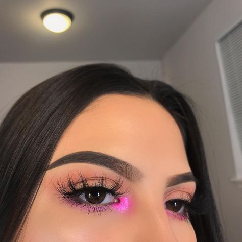 Aracely Garcia on Instagram: “🌹💕Easy Valentines Day look 💕🌹 . To get this inner corner highlight use a white base and then tap whatever color you want to use in the…” Make Up Designs, Dramatic Eye Makeup, Pink Eye Makeup, Beauty Make-up, Pink Eye, Valentines Makeup, Makijaż Smokey Eye, Colorful Eye Makeup, Makeup Eye Looks