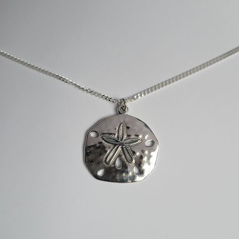 Silver Sand Dollar Necklace, Necklaces Etsy, Sterling Silver Charms, Unique Jewelry Silver, Cute Silver Necklace, Silver Jewelry Necklaces, Sand Dollar Necklace, Sand Dollar Pendant, Nautical Jewelry