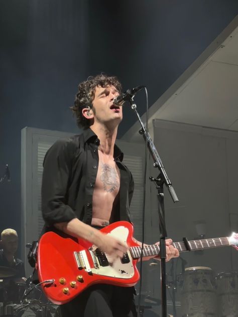 Matty 1975, Matthew Healy, Red Guitar, Matt Healy, Rat Man, Matty Healy, The 1975, Cool Bands, Pretty People