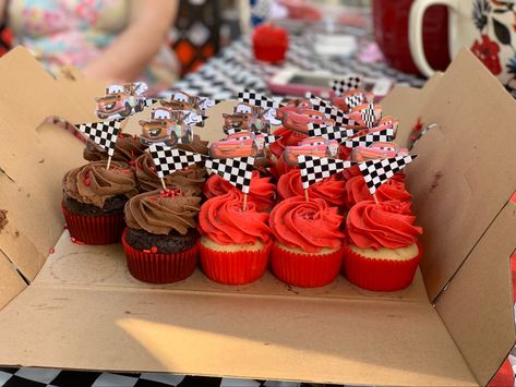 Cars Party Theme, Disney Cars Theme Birthday Party, Disney Cars Cupcakes, Lightning Mcqueen Party, Birthday Party Cupcakes, Disney Cars Theme, Flash Mcqueen, Cars Cupcakes, Cars Birthday Party Decorations