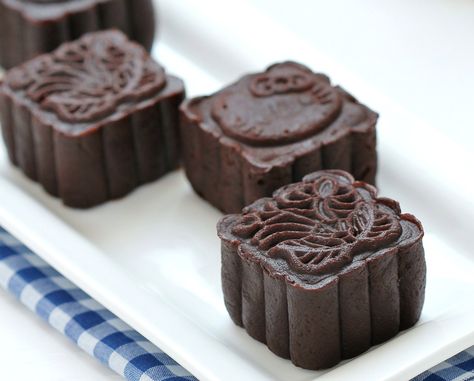 Chocolate snowy mooncakes or should I say , squarecakes ?! Mooncake Recipe, Opening A Bakery, Chinese Dessert, Gourmet Cookies, Asian Desserts, Mooncake, Mid Autumn Festival, Healthy Chocolate, Mid Autumn