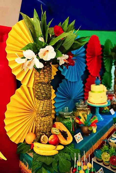 Pineapple trees with hibiscuses pouring out on top, and huge leaves on the base with fruit. Sweet. Rio Birthday Parties, Tropisk Fest, Rio Party, Caribbean Party, Theme Carnaval, Tropical Theme Party, Hawaiian Luau Party, Fiesta Tropical, Bird Party