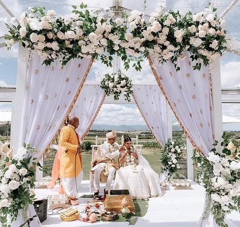 White Mandap Decor Indian, White Wedding Mandap, White Mandap, South Indian Engagement, Vidhi Mandap, Mandap Ideas, Mandap Decoration, Mandap Design, Indian Engagement