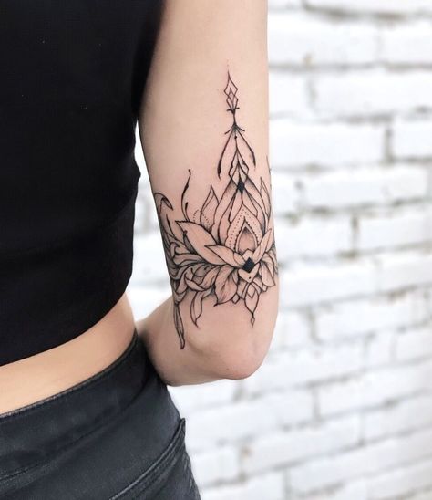 Back Tattoo Women Upper, Above Elbow Tattoo, Lotusblume Tattoo, Tricep Tattoos, Boho Tattoos, Elbow Tattoos, Inspiration Tattoos, Wolf Tattoo Design, Thigh Tattoos Women