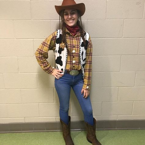 Cowboy Diy Costume, Barn Dance Outfit, Jessie Cosplay, Costume Halloween Diy, Pixar Costume, Snake In My Boot, Halloween Cowboy, Sheriff Woody, Barn Dance