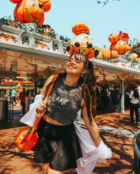 halloween at disney owns my whole heart 🎃🧡🫶🍂 BOTH disneyland and walt disney world are perfection this time of year which is why i go bac… | Instagram Halloweentime At Disneyland, Disneyland Pumpkin Pictures, Disneyland Halloween Photo Ideas, Disneyland Halloween Pictures, Disney Halloween Photo Ideas, Disney Autumn Outfit, Fall At Disneyland, Disney In Halloween, Walt Disney World Halloween