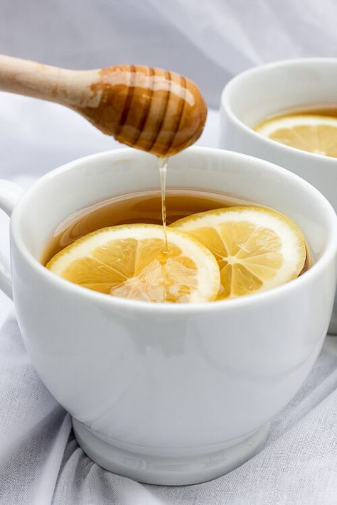 This vegan-friendly Mint Tea Hot Toddy hot cocktail is the perfect "get well" drink for for cold winter days. Hot Toddy Recipe For Colds, Green Tea With Lemon, Tea With Lemon, Toddy Recipe, Lemon And Honey, Hot Toddies Recipe, Tattoo Health, Hot Cocktails, Honey Packaging