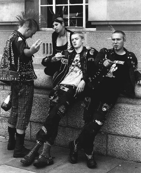 Trad Punk, Hardcore Punk Fashion, 70s Punk Aesthetic, Punk 1970s, British Punk Fashion, Post Punk Fashion, Cabaret Dress, Punk Fashion Men, 80s Punk Fashion