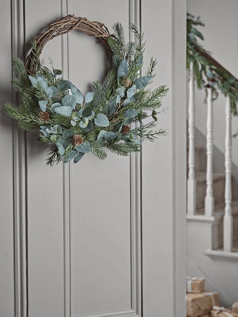 Frosted Christmas Wreath, Flower Shop Display, Christmas Wreath Ideas, Fireplace Garland, Christmas Lodge, Christmas Wreaths & Garlands, Door Wreaths Diy, Scandi Christmas, Pine Wreath