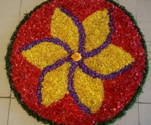 Small Pookalam Design Onam, Deepavali Kolam Design, Small Pookalam, रंगोली Design, Onam Pookalam Design Drawing, Onam Designs, Onam Decor, Onam Rangoli, Onam Pookalam Design