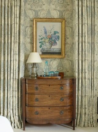 English Countryside House, Enchanting House, English Country House Style, Pink Ottoman, English Houses, Southern England, Open Bookshelves, English Country Style, Mahogany Table