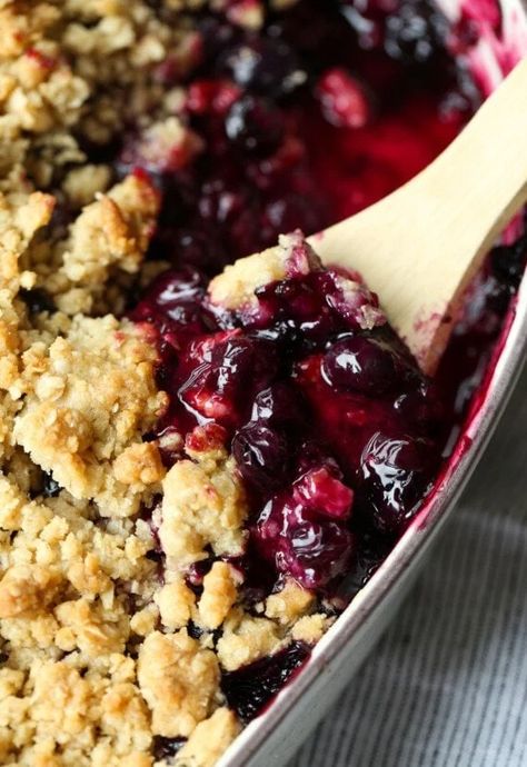 The BEST Blueberry Crisp Recipe Ever! | Cookies and Cups Mixed Berry Crisp, Berry Crisp Recipe, Dessert Coconut, Blueberry Crisp Recipe, Mixed Berry Cobbler, Berry Cobbler Recipes, Blueberry Desserts Recipes, Blueberry Cobbler Recipes, Fruity Dessert