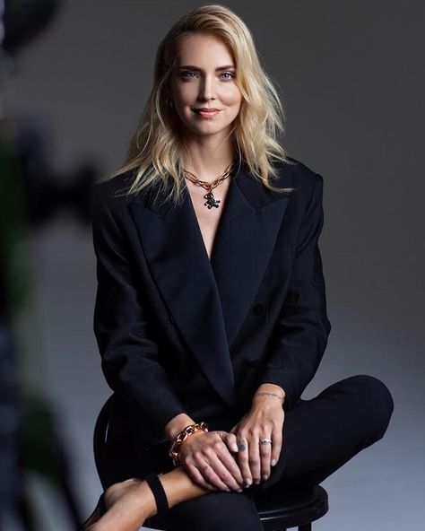 Chiara Ferragni on Instagram: “So proud to be part of this group of incredible human beings: please watch the whole video🙏🏻 Sisterhood and support from woman to woman is…” Corporate Headshots Women, Real Estate Agent Outfits, Business Headshots Women, Business Portraits Woman, Woman To Woman, Professional Profile Pictures, Professional Headshots Women, Studio Headshots, Business Portrait Photography