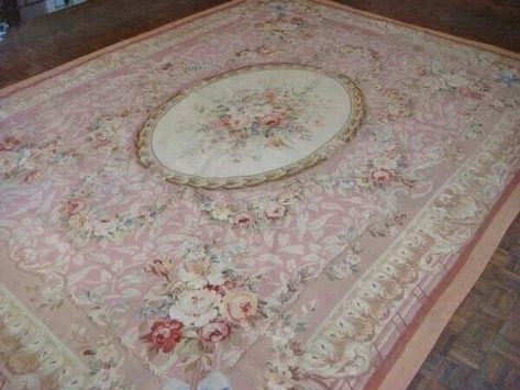 Gorgeous Rug Stairs Pictures, Farmhouse Carpet, Shabby Chic Rug, Shabby Style, Shabby Chic Pink, Shabby Chic Bedrooms, Romantic Homes, Shabby Cottage, Shabby Chic Cottage