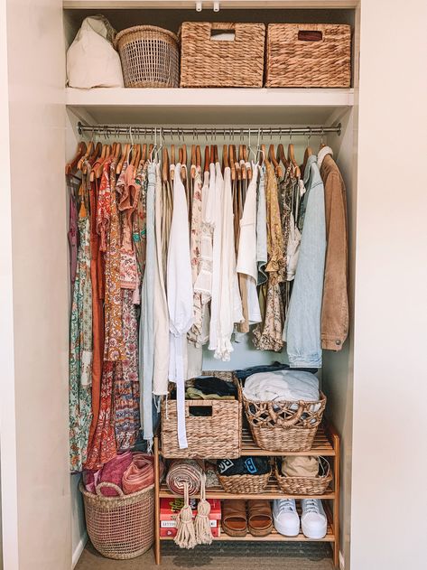 Tidy & organised wardrobe Long Narrow Walk In Closet Layout, Walk In Closet Boho, Open Wardrobe Ideas Small Spaces, Wardrobe Alternatives, Small Wardrobe Ideas, Closet Organization Ideas Small Bedrooms, One Room Cabin Interior, Organised Room, Wardrobe Organisation Ideas