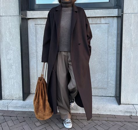 Oversized Monochrome Outfit, Layering Street Style, Oversize Outfit, Long Overcoat, Monochrome Outfit, Womenswear Fashion, Tomboy Outfits, Costume Outfits, Street Style Inspiration