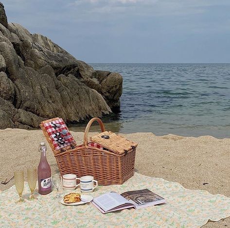 Date Aesthetic Korean, Beach Date Aesthetic, Picnic Drawing, Date Aesthetic, Great Comet Of 1812, The Great Comet, Beach Date, Aesthetic Korean, Dream Date