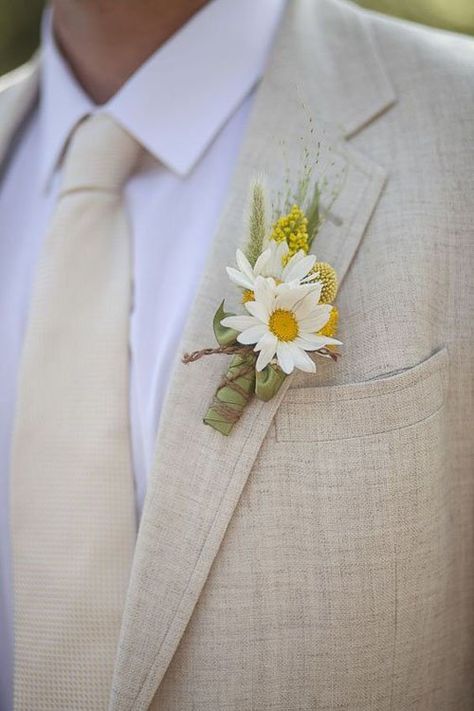 Daisy Wedding Hair Piece, Spring Wedding Florals Simple, Daisy Corsage And Boutonniere, Daisy Wedding Theme Rustic, Boutonniere Wedding Summer, Daisy Eucalyptus Bouquet, Daisy Bride Bouquet, Daisy Themed Wedding Ideas, Daisy Wedding Bouquet Rustic